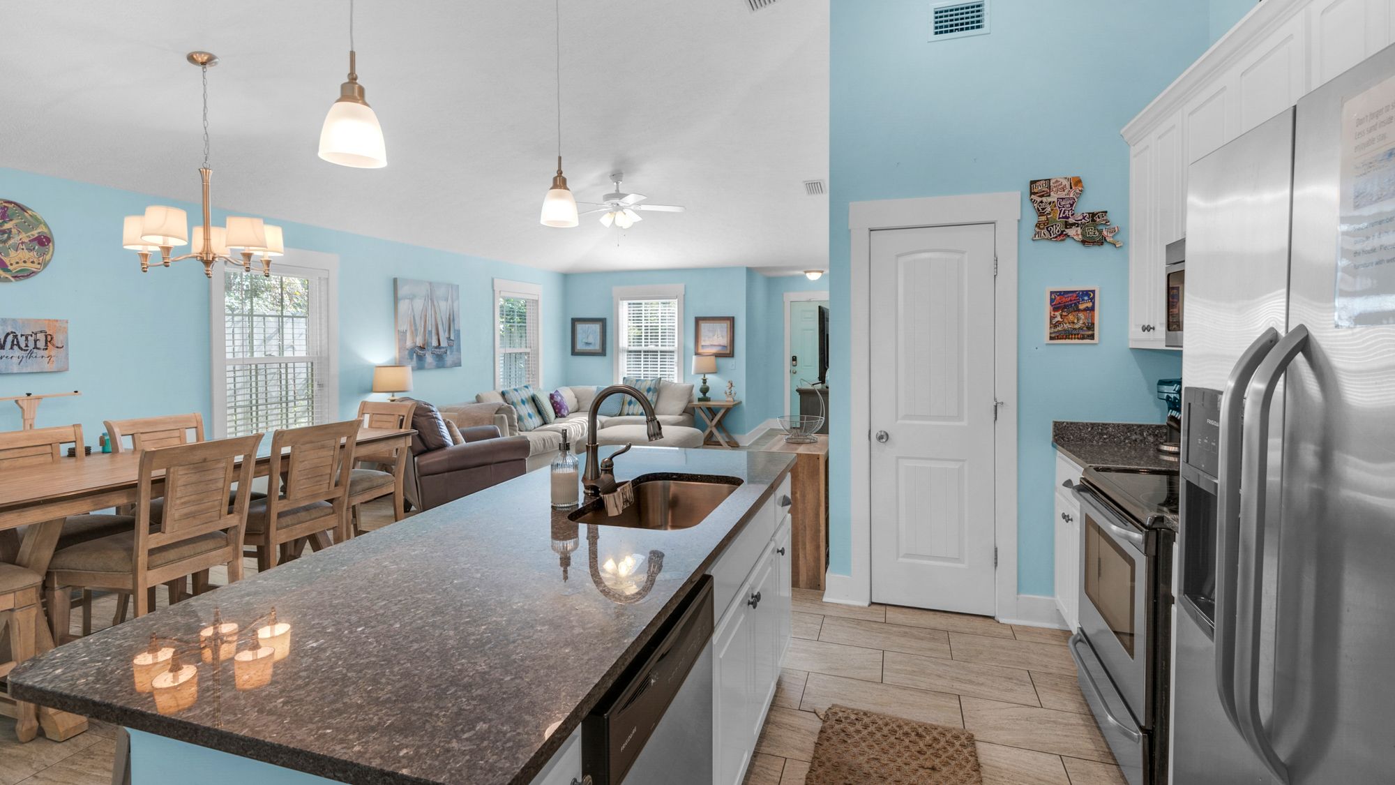 Sandy Teauxs Kitchen and Dining Table