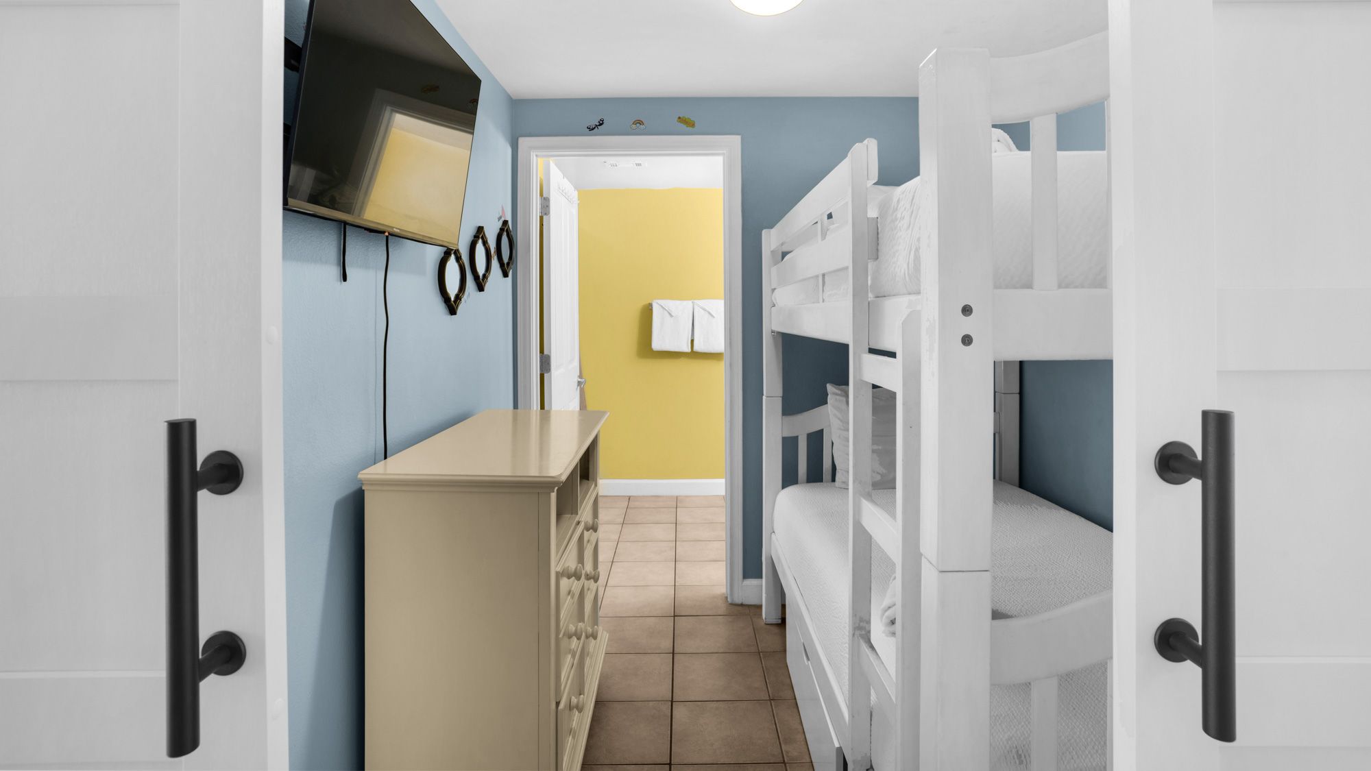 Shores of Panama 1125 Bunk room