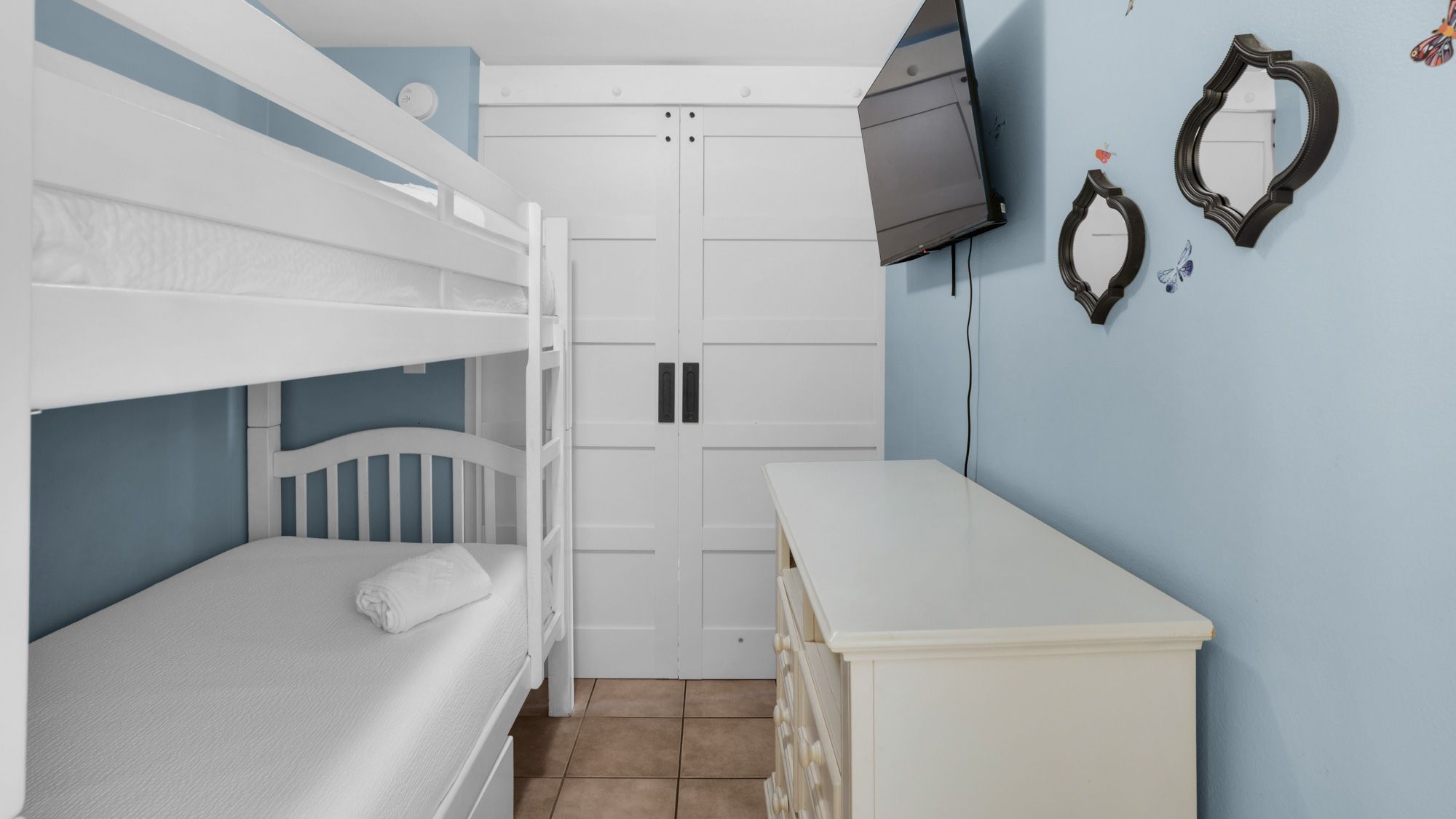 Shores of Panama 1125 Bunk room