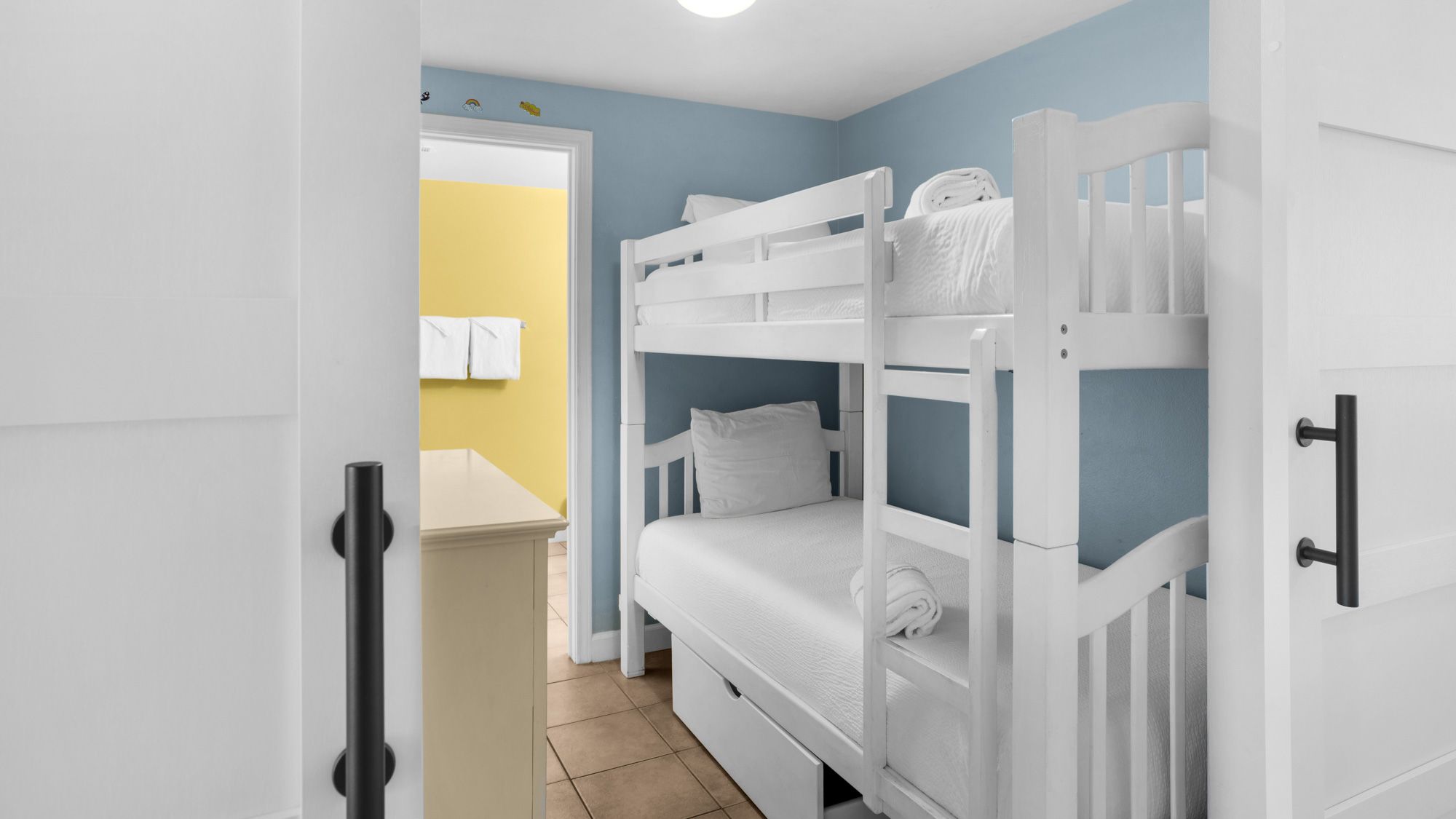 Shores of Panama 1125 Bunk room