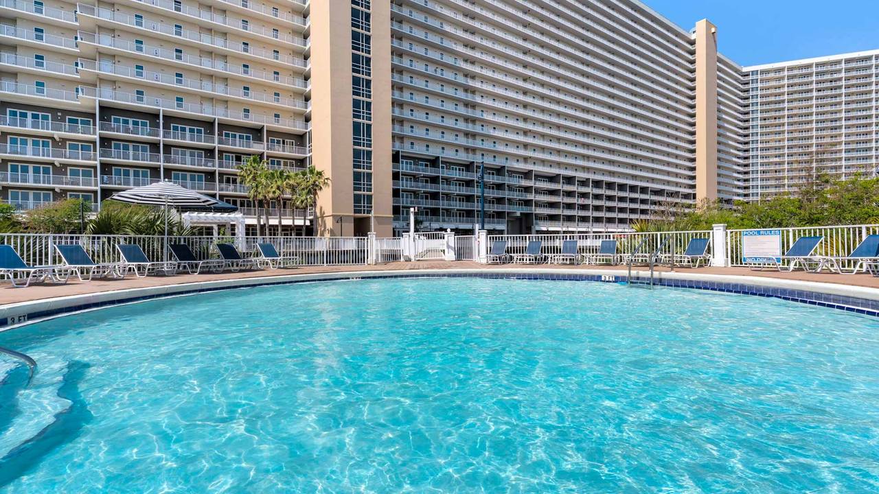 Laketown Wharf Grounds and Amenities Laketown Wharf Grounds and Amenities