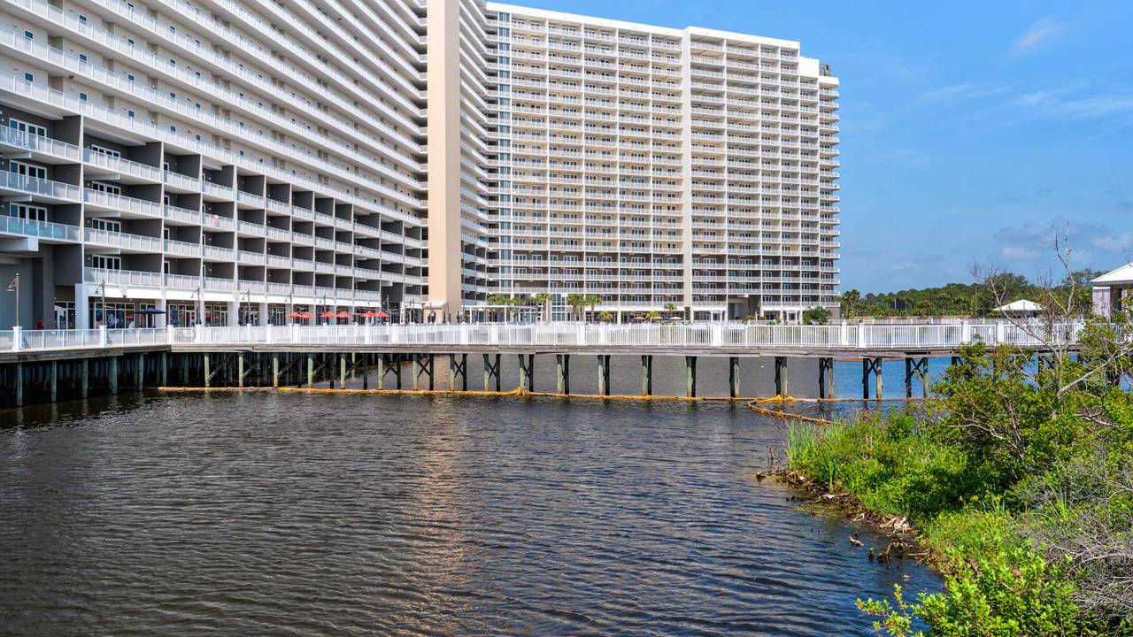 Laketown Wharf Grounds and Amenities Laketown Wharf Grounds and Amenities