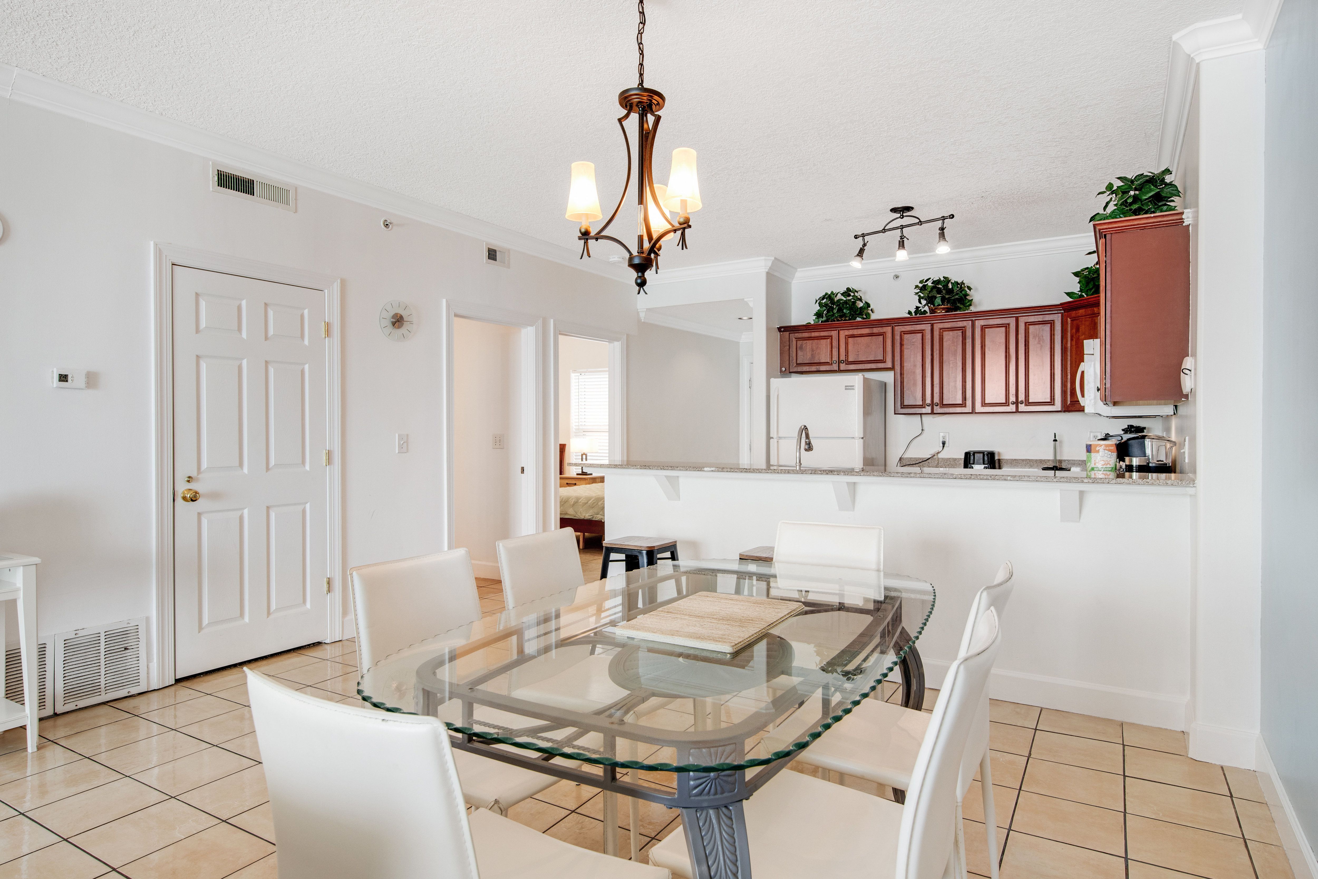 Ocean Villa 502 Dining Table and Kitchen