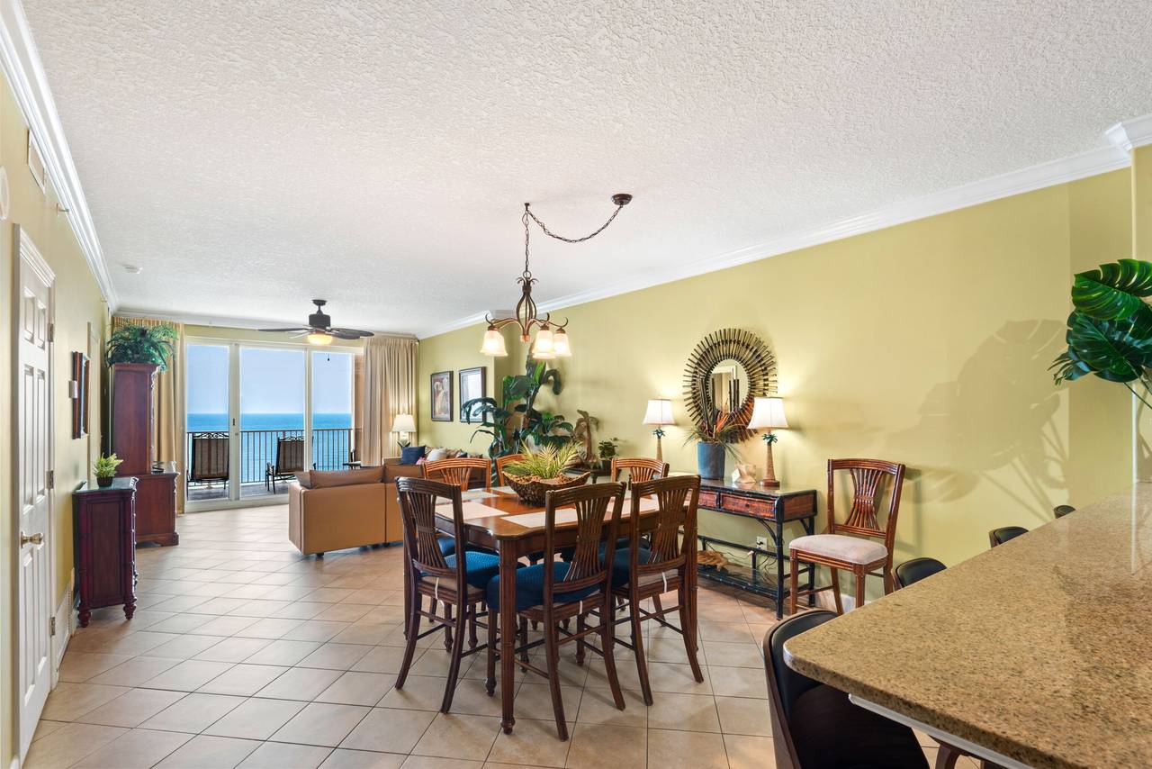 Ocean Reef 1709 Dining Table and Living Area with Gulf Views Ocean Reef 1709 Dining Table and Living Area with Gulf Views