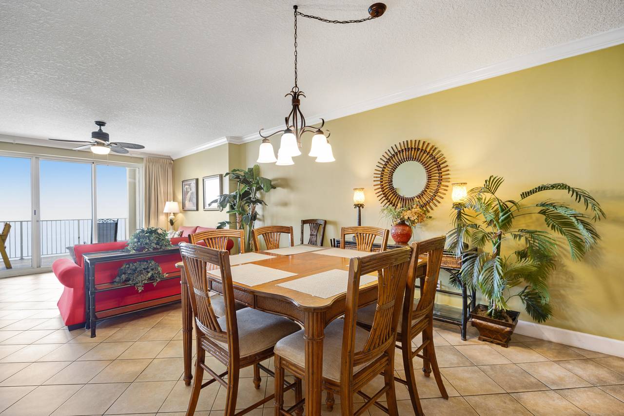 Ocean Reef 1709 Dining Table and Living Area with Gulf Views Ocean Reef 1709 Dining Table and Living Area with Gulf Views