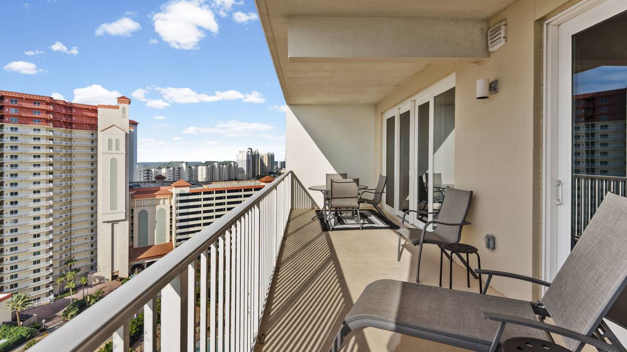 Laketown Wharf 1527 Laketown Wharf 1527