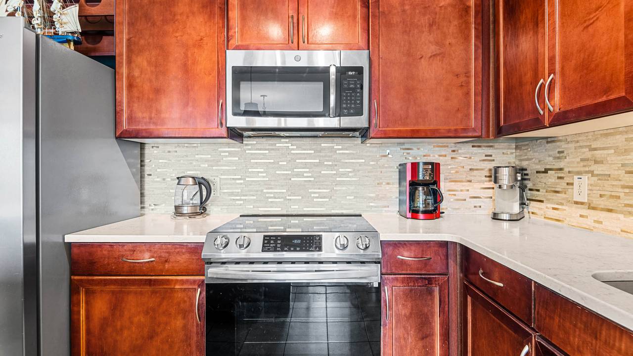 Laketown Wharf 1527 Laketown Wharf 1527