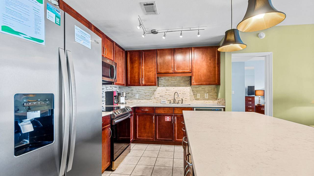 Laketown Wharf 1527 Laketown Wharf 1527