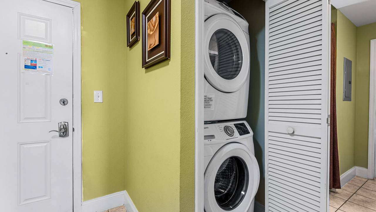 Laketown Wharf 1527 Laketown Wharf 1527