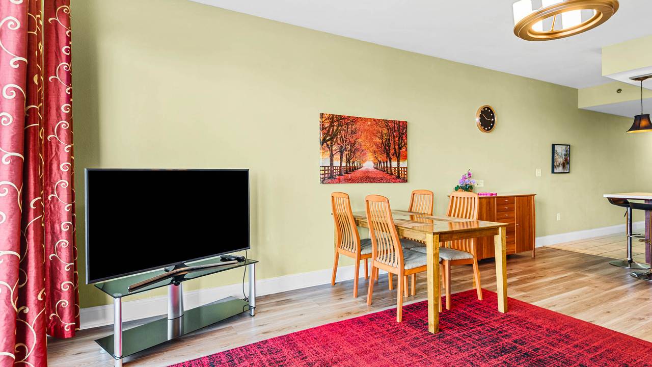 Laketown Wharf 1527 Laketown Wharf 1527