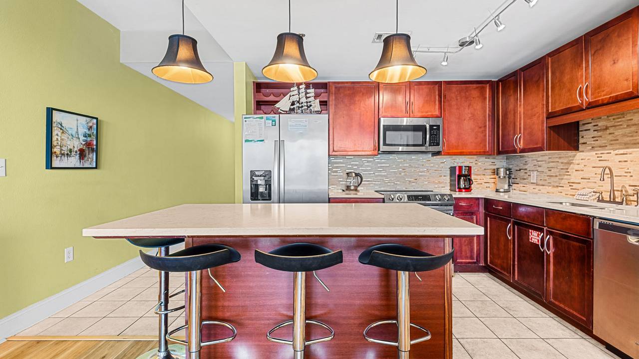 Laketown Wharf 1527 Laketown Wharf 1527