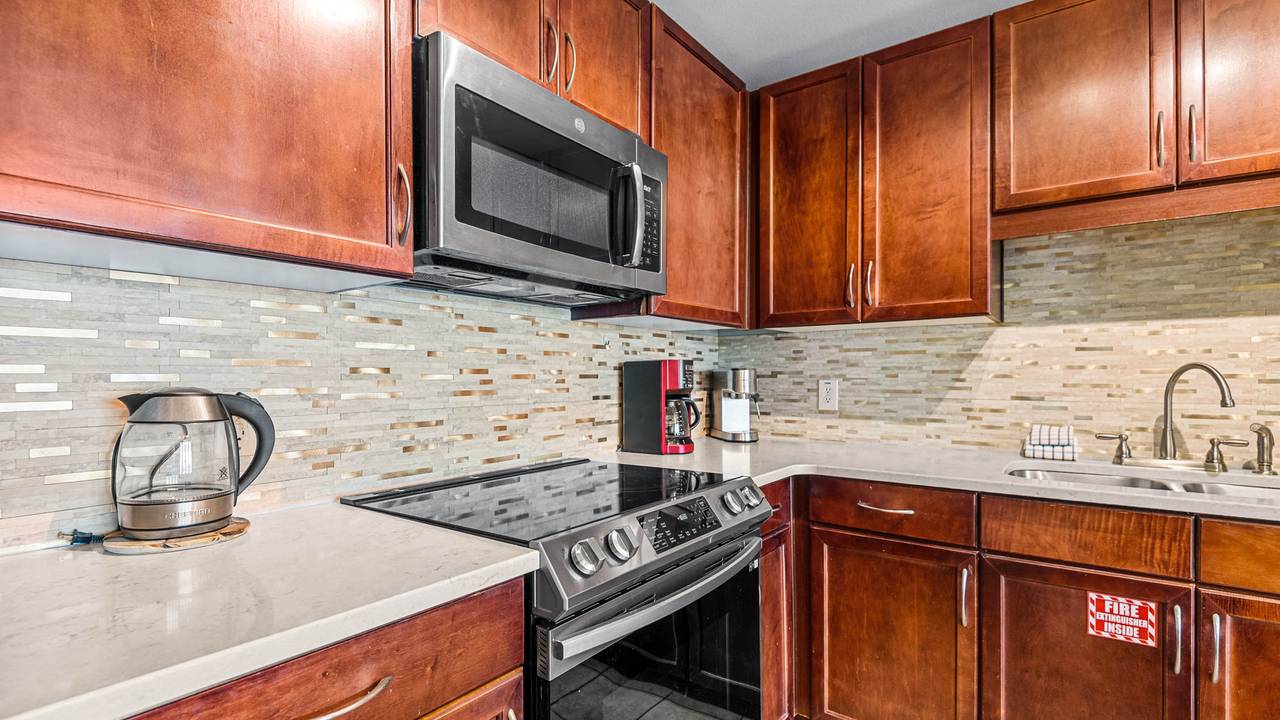 Laketown Wharf 1527 Laketown Wharf 1527