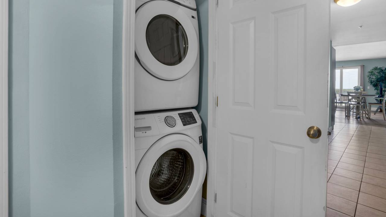 Laketown Wharf 1037 Washer & Dryer Laketown Wharf 1037 Washer & Dryer