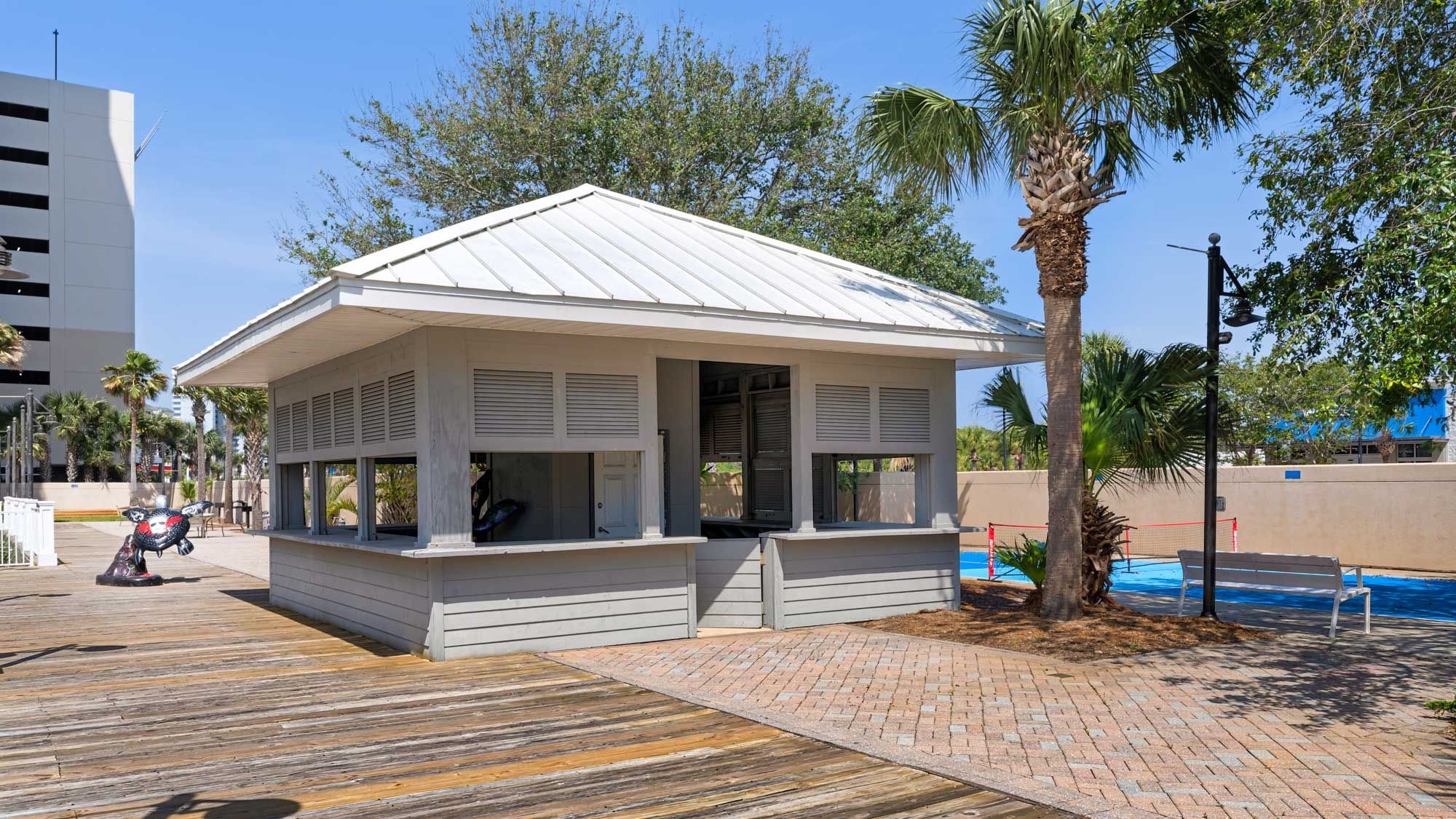 Laketown Wharf Grounds and Amenities