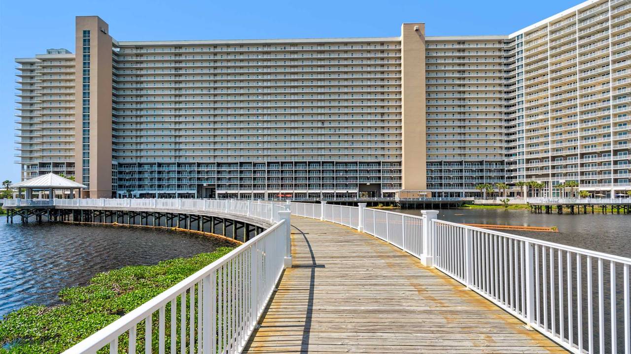 Laketown Wharf Grounds and Amenities Laketown Wharf Grounds and Amenities