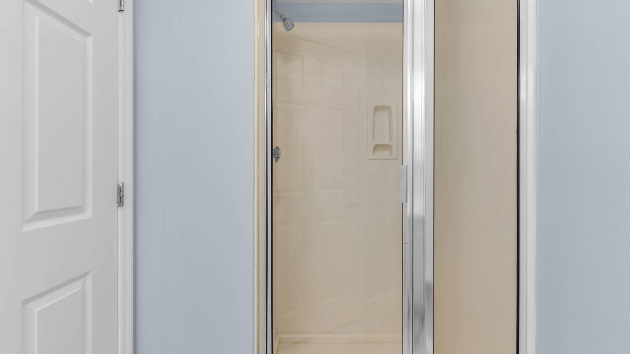 Majestic Tower 1-1606 Shower Majestic Tower 1-1606 Shower