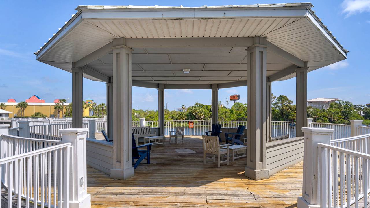 Laketown Wharf Grounds and Amenities Laketown Wharf Grounds and Amenities