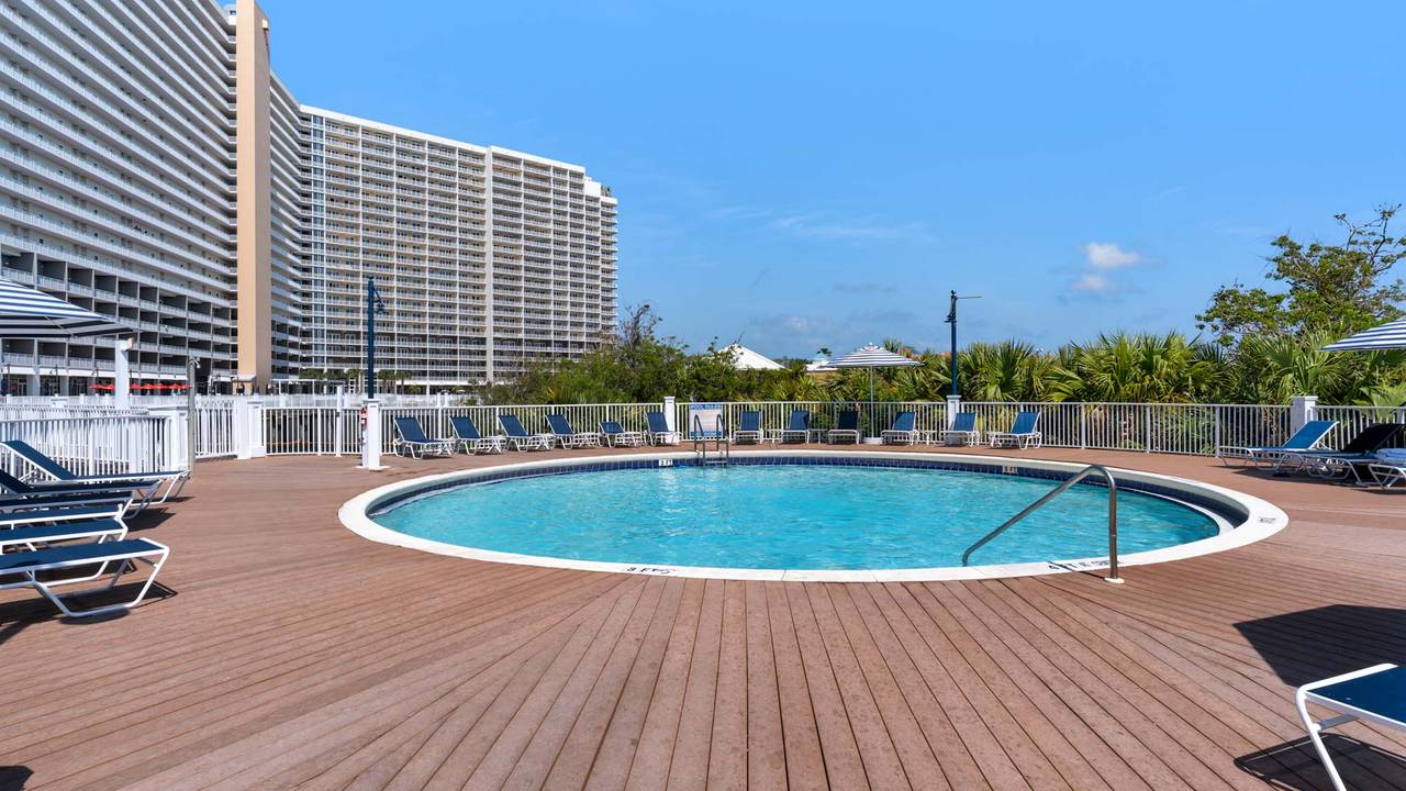 Laketown Wharf Grounds and Amenities Laketown Wharf Grounds and Amenities