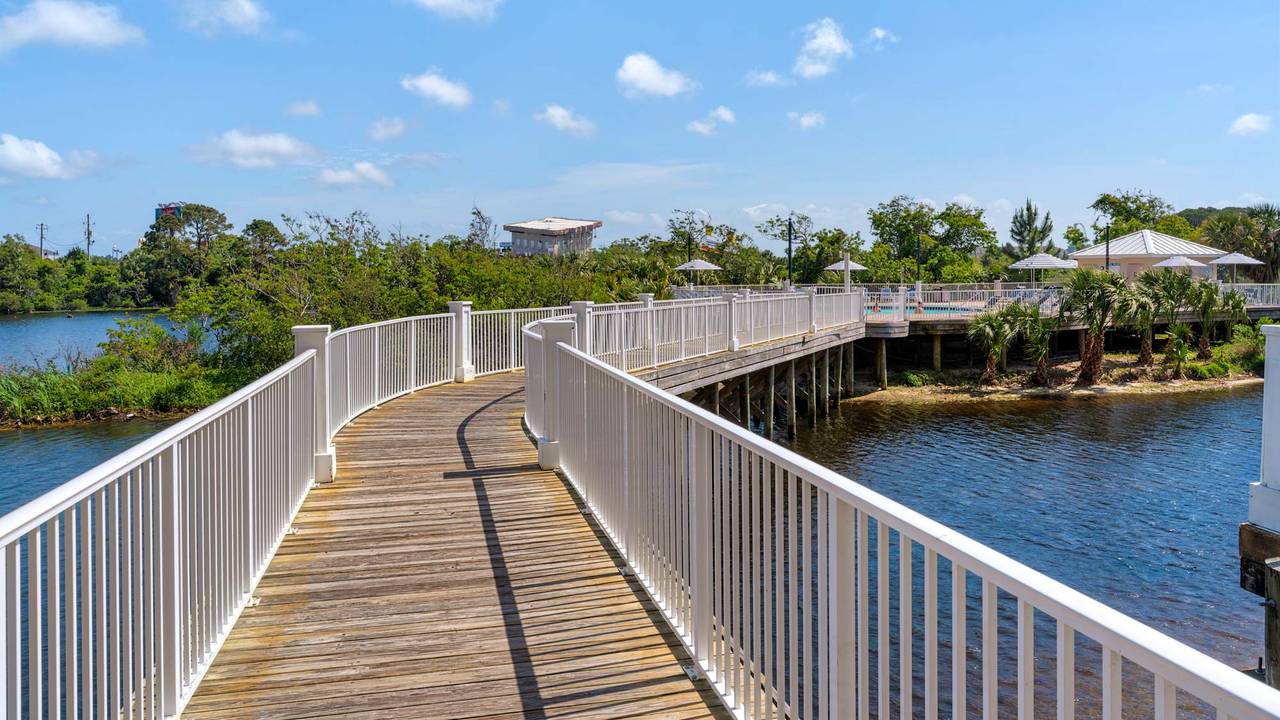 Laketown Wharf Grounds and Amenities Laketown Wharf Grounds and Amenities