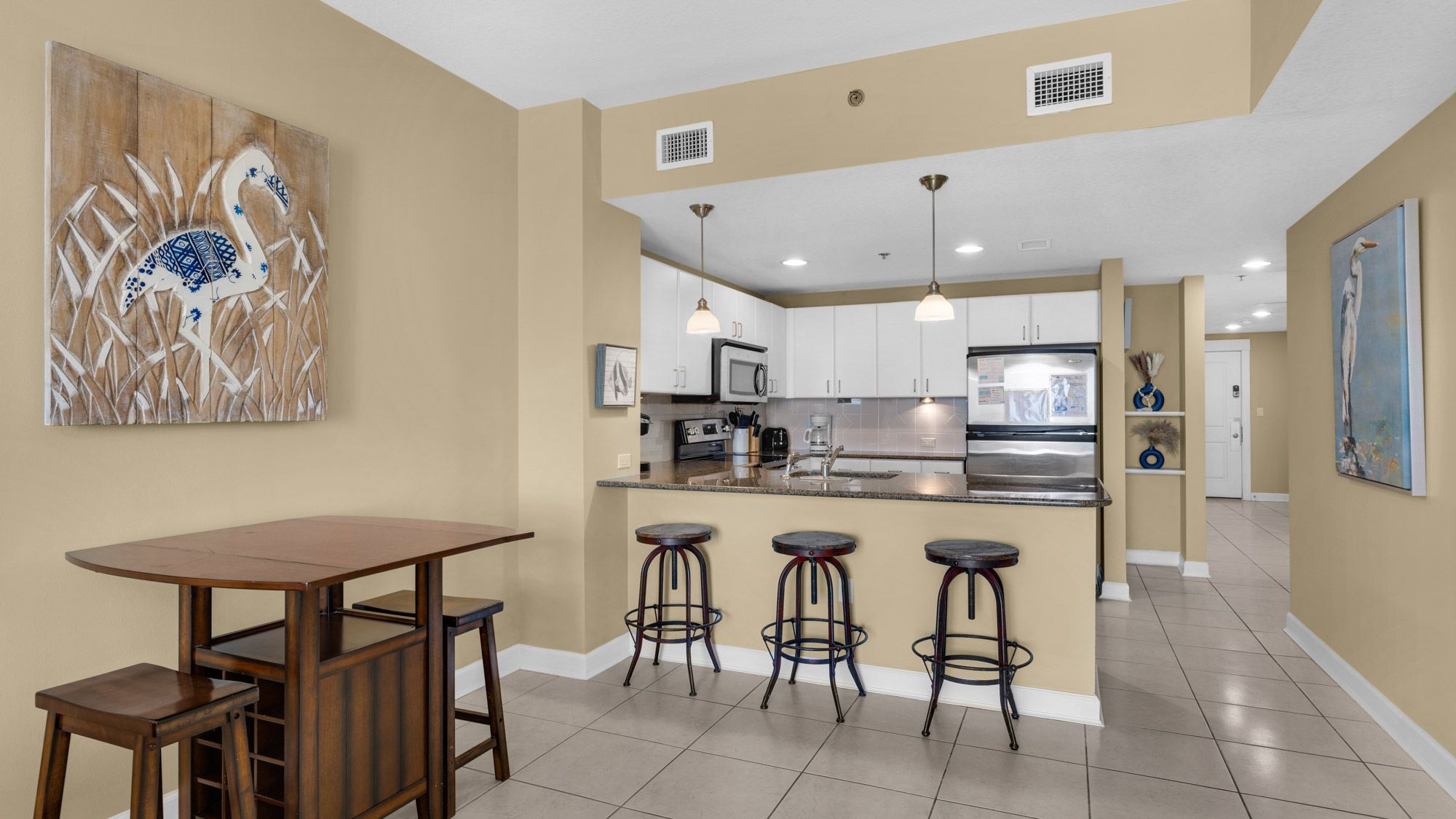 Grand Panama 1-1006 Dining & Kitchen area