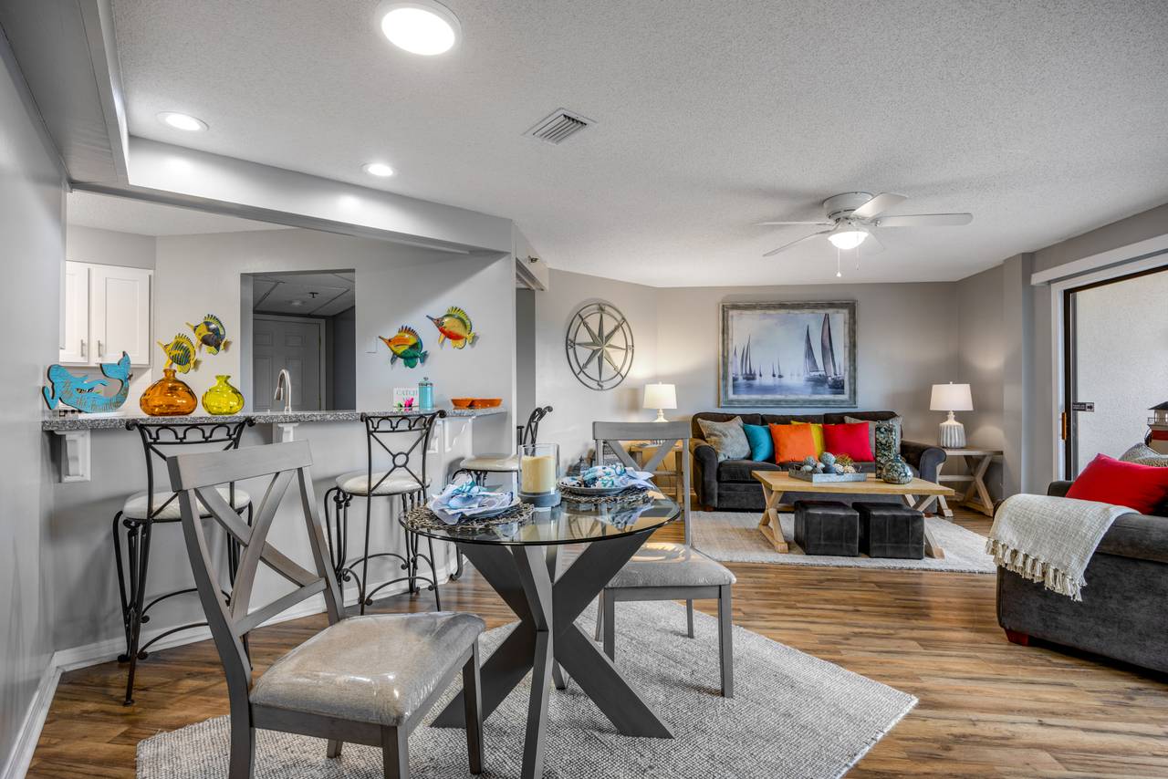 St. Thomas Square 1210B Dining Table and Living Area St. Thomas Square 1210B Dining Table and Living Area