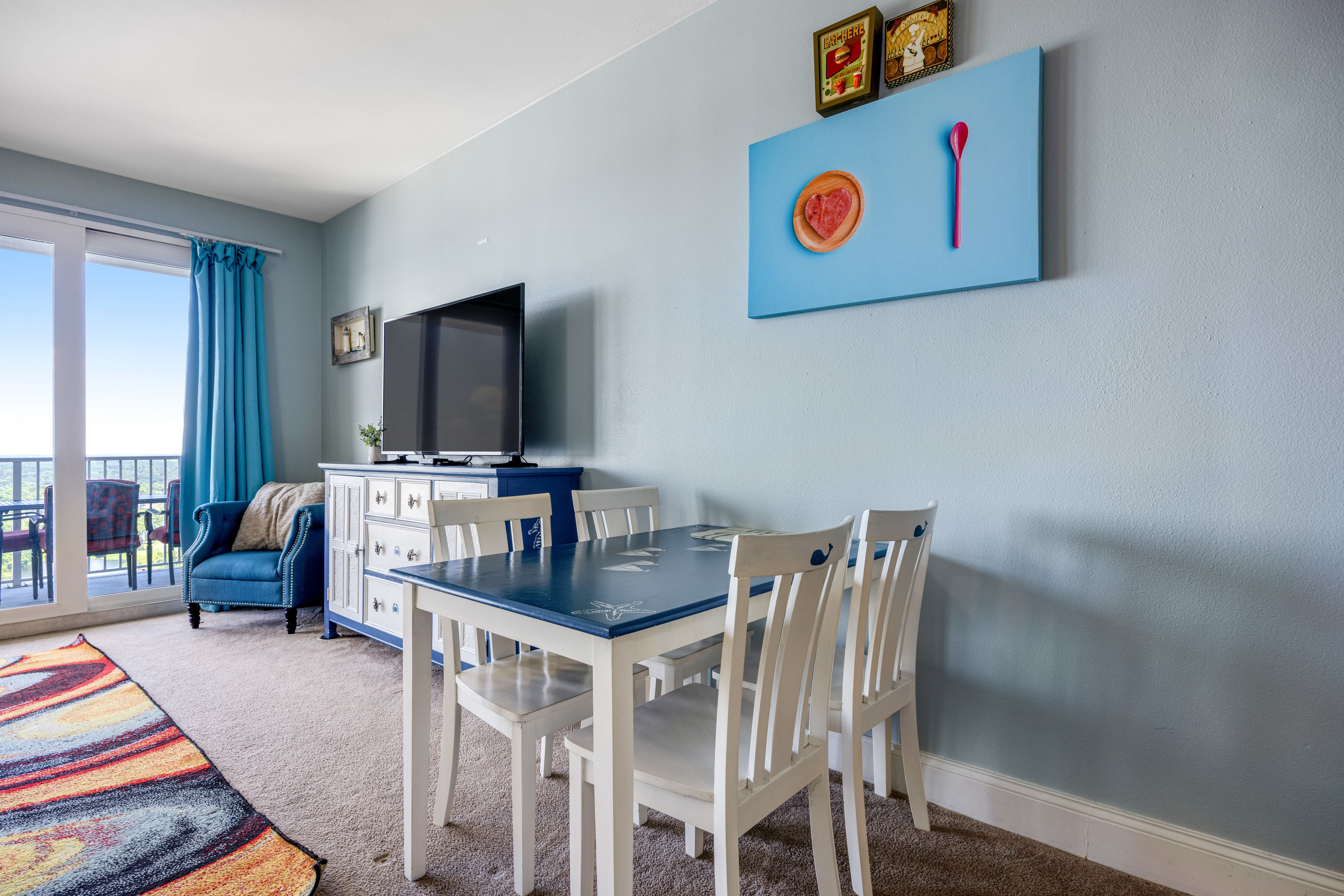 Laketown Wharf 1730 Dining Table and Living Area with Lake Views