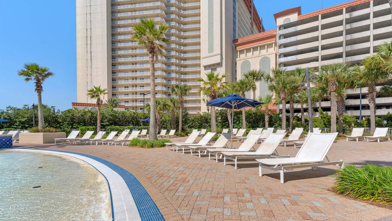 Laketown Wharf Grounds and Amenities Laketown Wharf Grounds and Amenities
