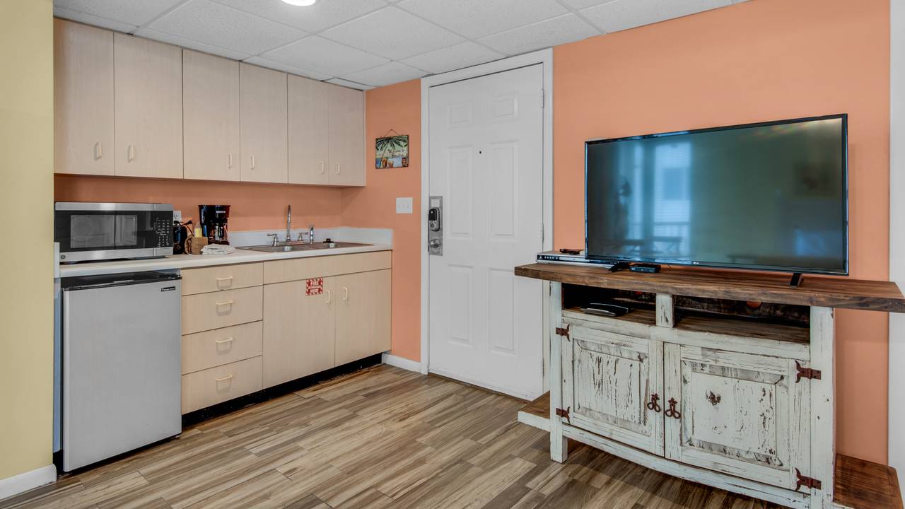 Long Beach 800E Kitchenette and TV Long Beach 800E Kitchenette and TV