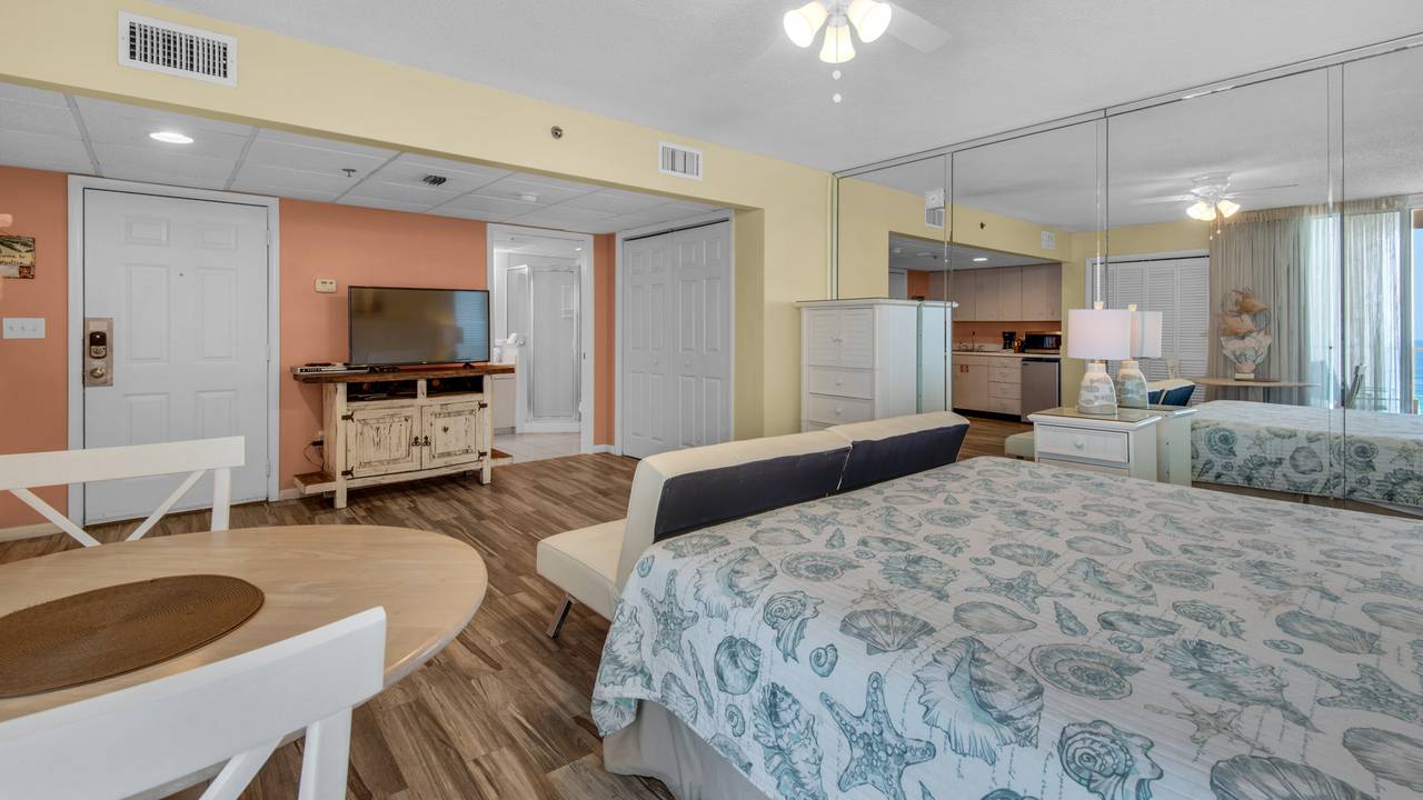 Long Beach 800E Bed and Living Area Long Beach 800E Bed and Living Area