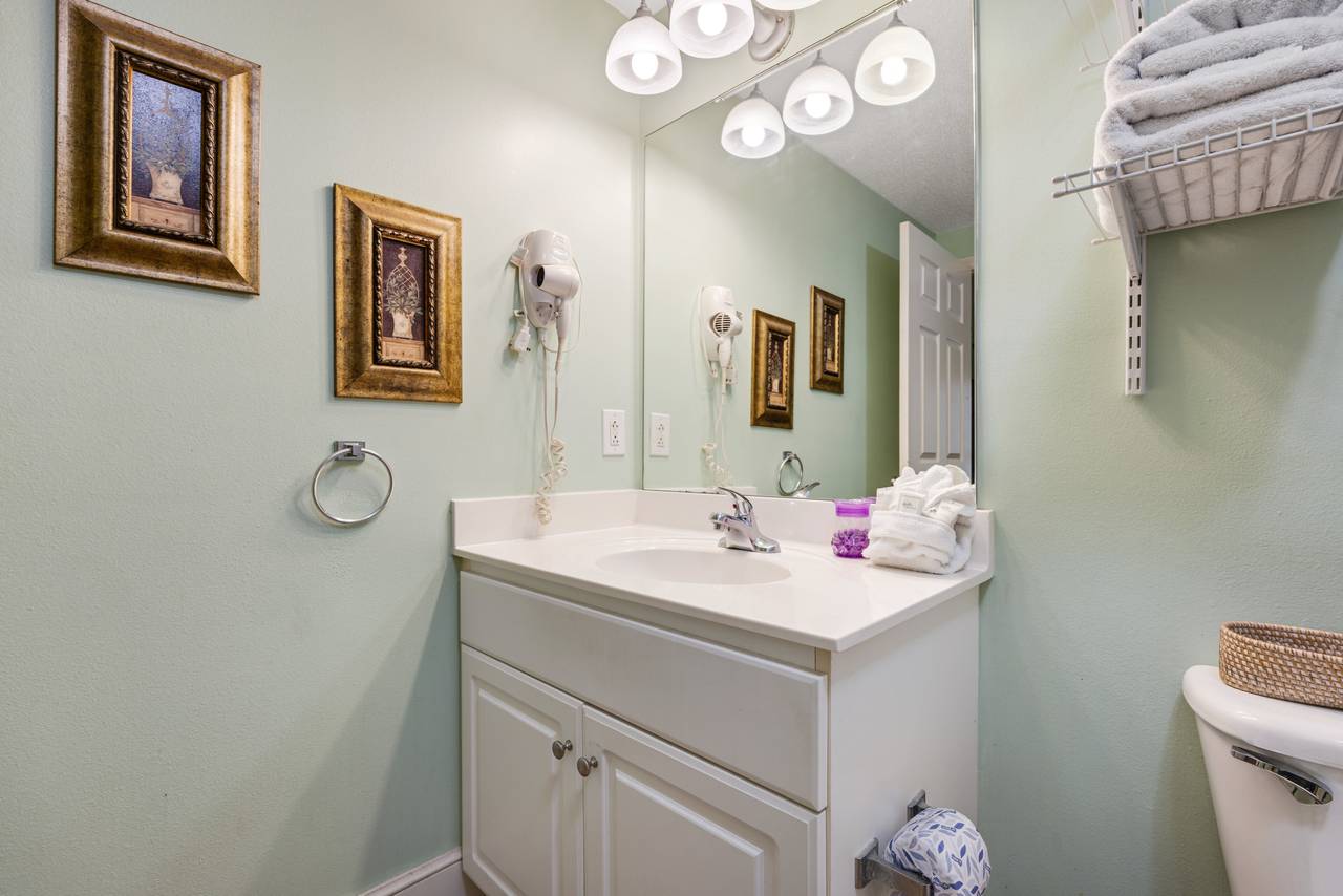 Majestic Tower 1-1306 Bathroom Majestic Tower 1-1306 Bathroom