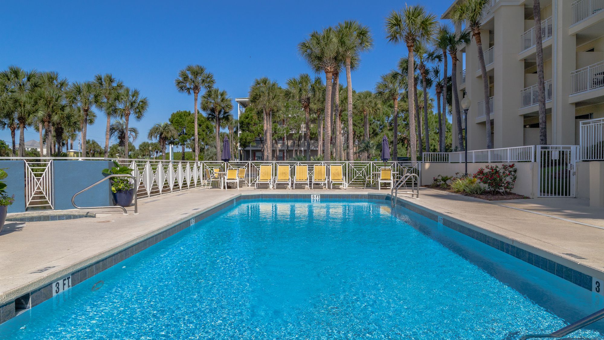 Gulf Place Grounds & Amenities