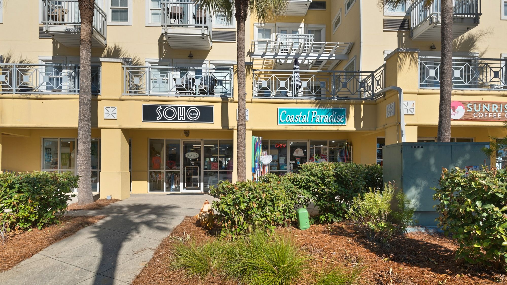 Gulf Place Grounds & Amenities