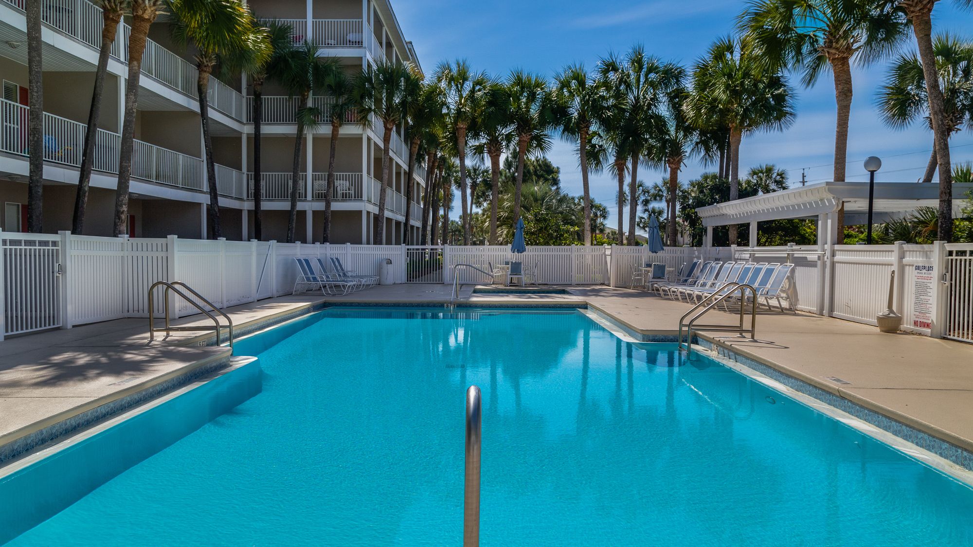 Gulf Place Grounds & Amenities