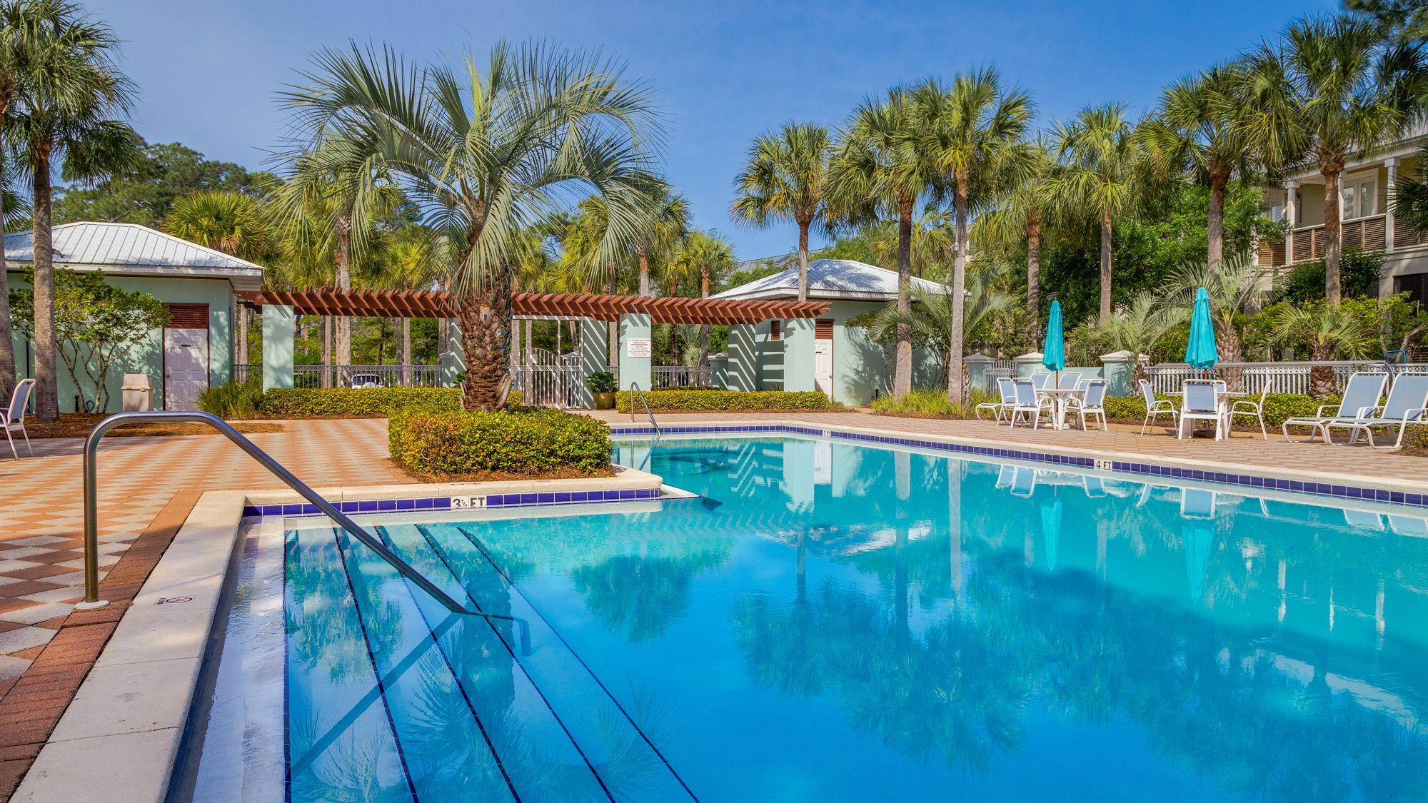 Gulf Place Grounds & Amenities