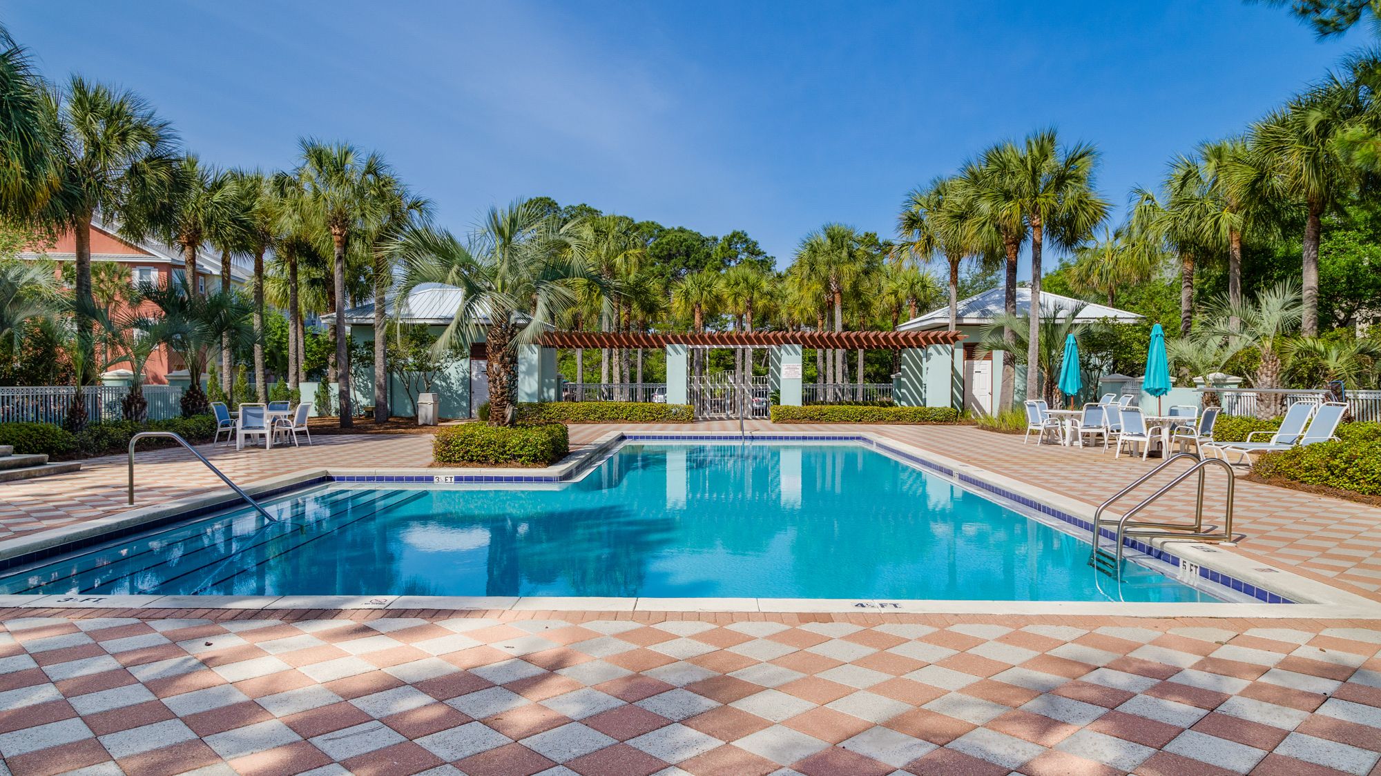 Gulf Place Grounds & Amenities