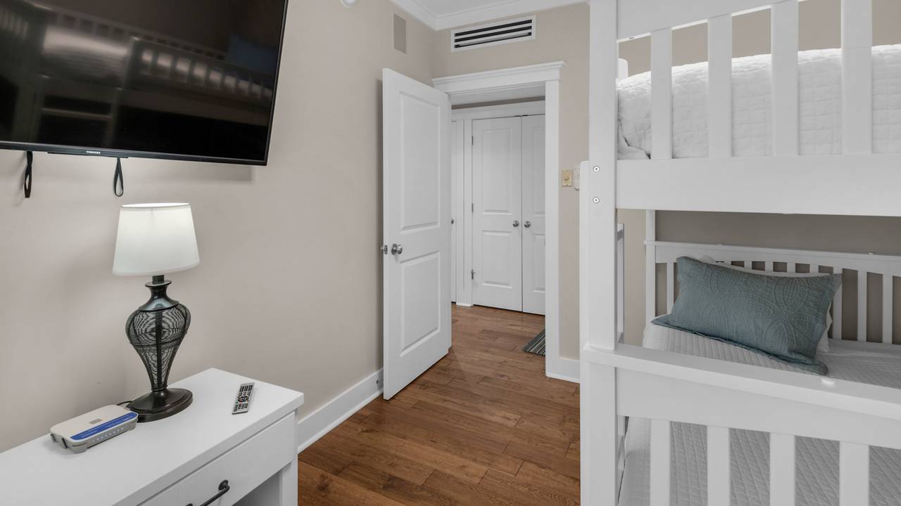 Six Palms 2A Bunk Beds and TV Six Palms 2A Bunk Beds and TV