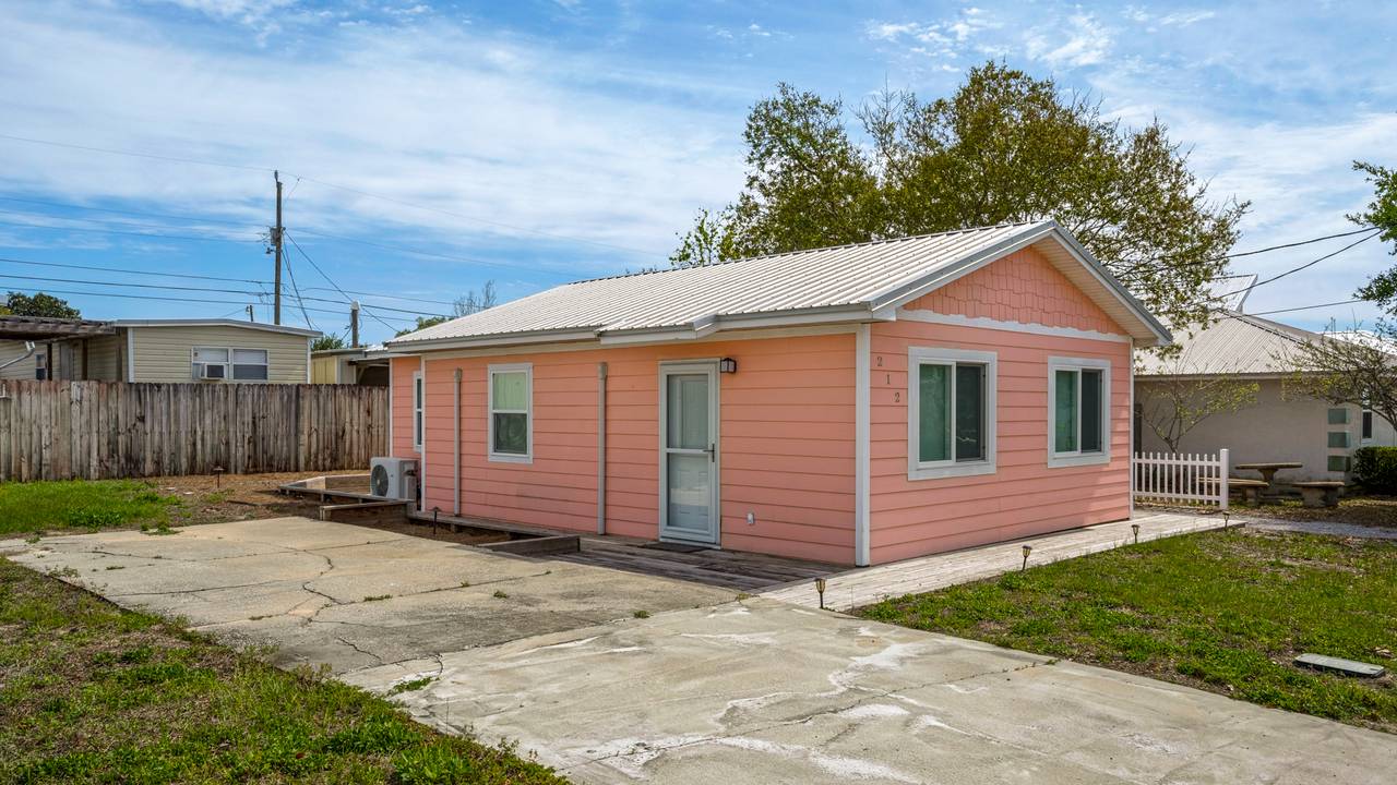 Serenas Secret Exterior Serenas Secret Exterior