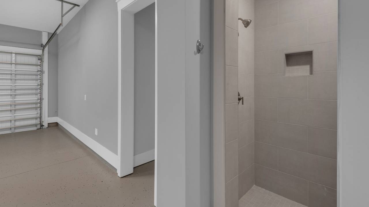 Majestic Palm Garage & Shower Majestic Palm Garage & Shower