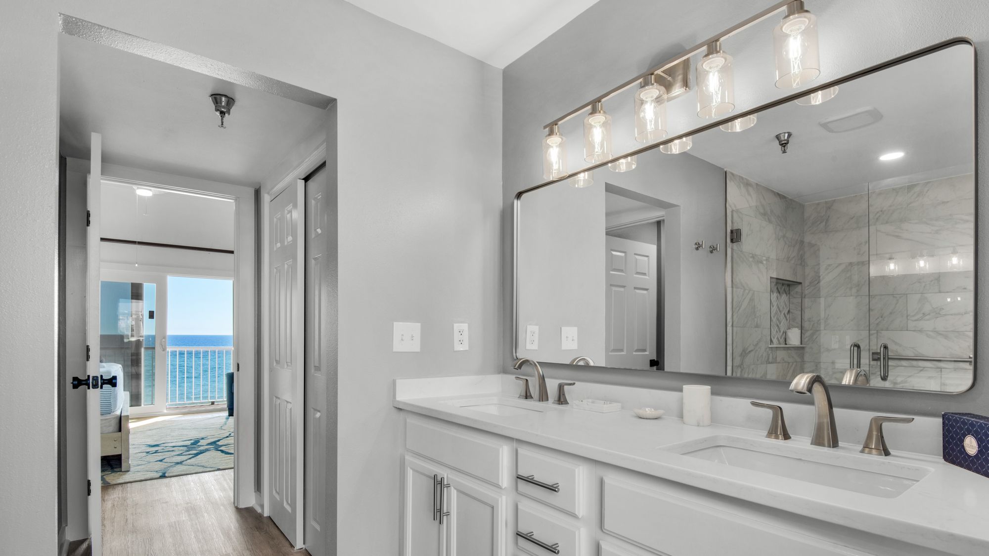 Destin Seafarer 211 Bathroom