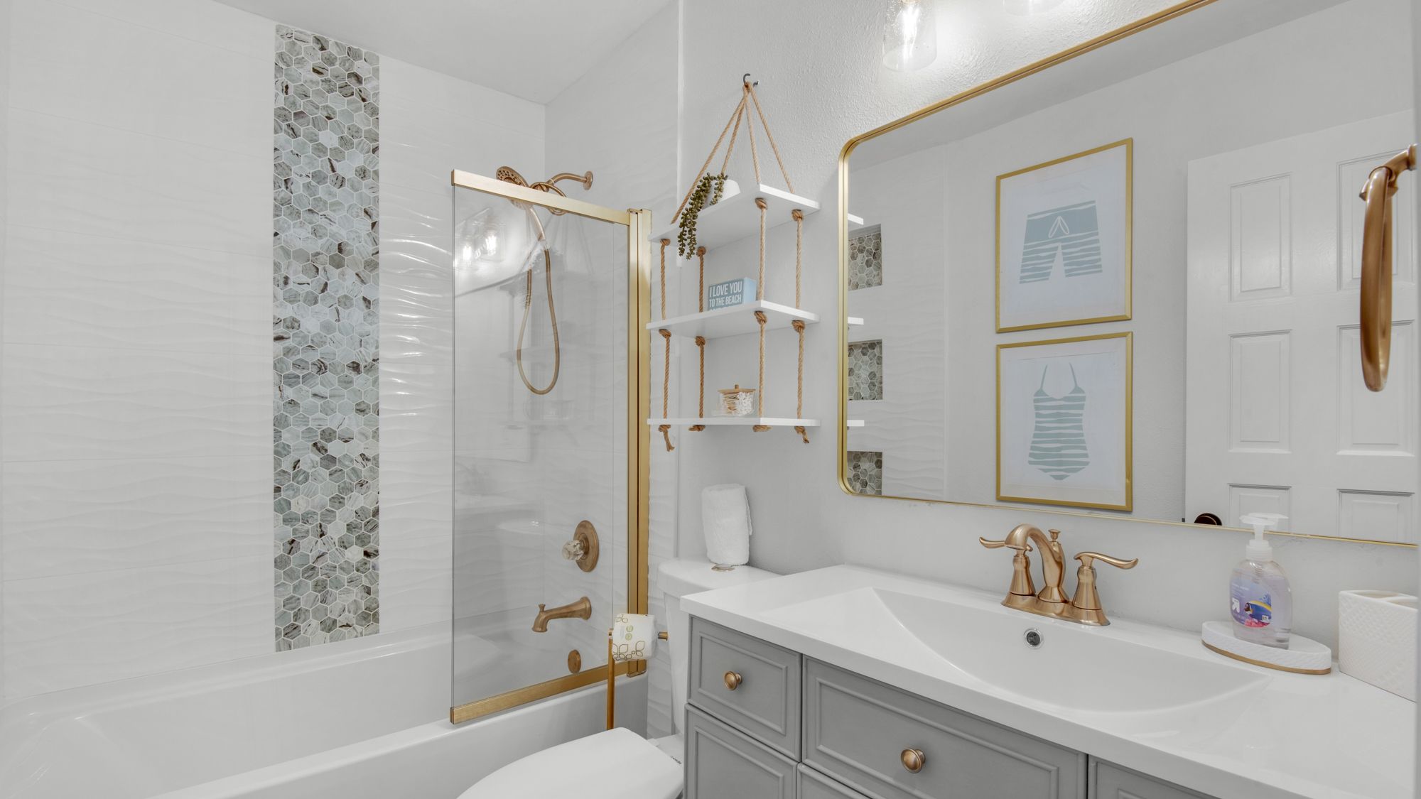 Destin Seafarer 211 Bathroom