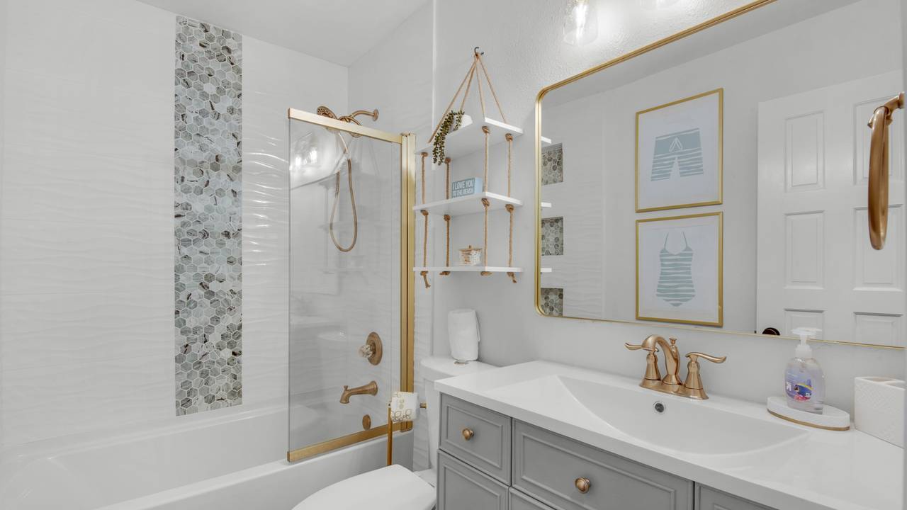 Destin Seafarer 211 Bathroom Destin Seafarer 211 Bathroom