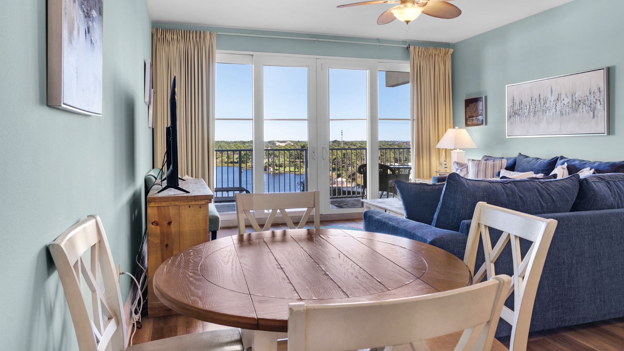 Laketown Wharf 729 Dining Area