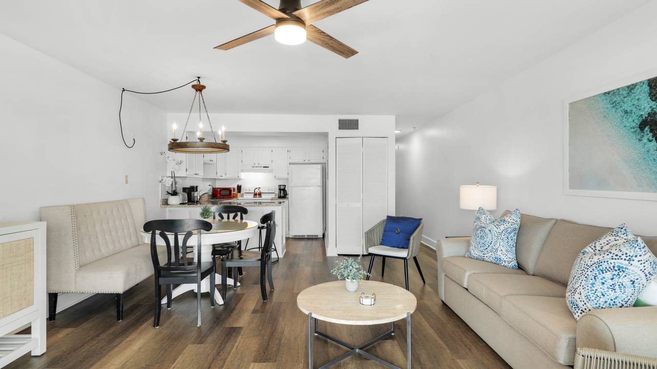 Commodore's Retreat 104 living Area Commodore's Retreat 104 living Area