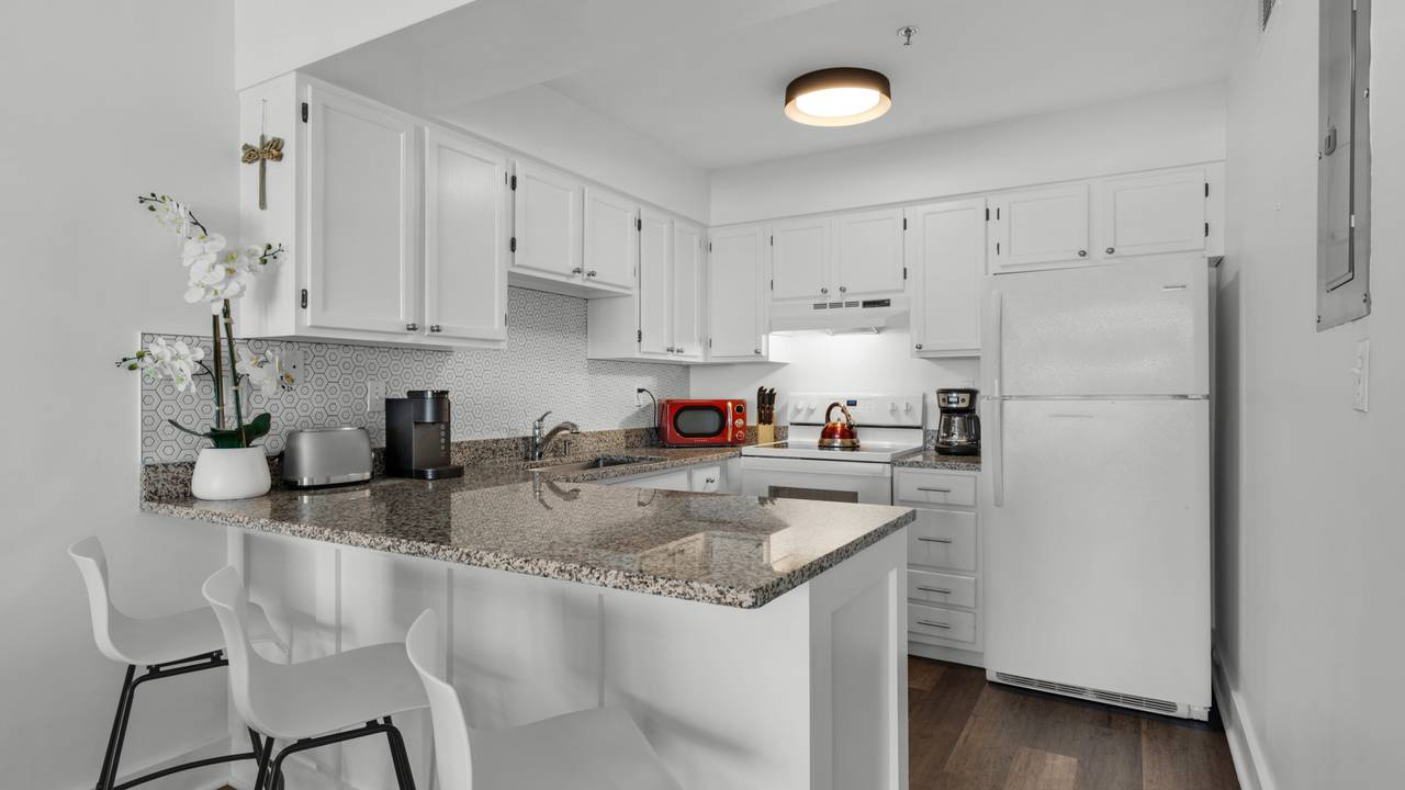 Commodore's Retreat 104 Kitchen Area Commodore's Retreat 104 Kitchen Area