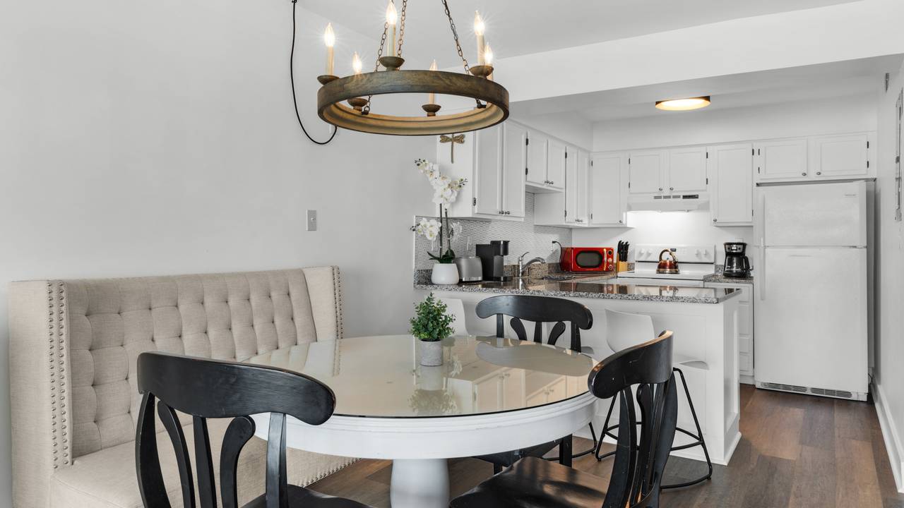 Commodore's Retreat 104 living Area Commodore's Retreat 104 living Area