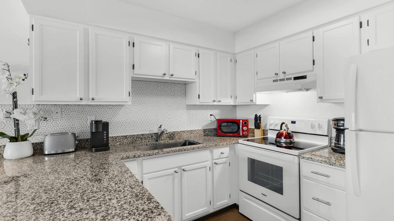 Commodore's Retreat 104 Kitchen Area Commodore's Retreat 104 Kitchen Area