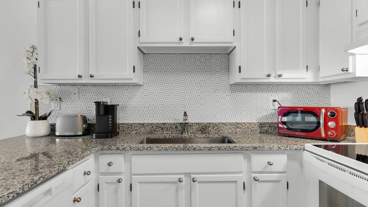 Commodore's Retreat 104 Kitchen Area Commodore's Retreat 104 Kitchen Area