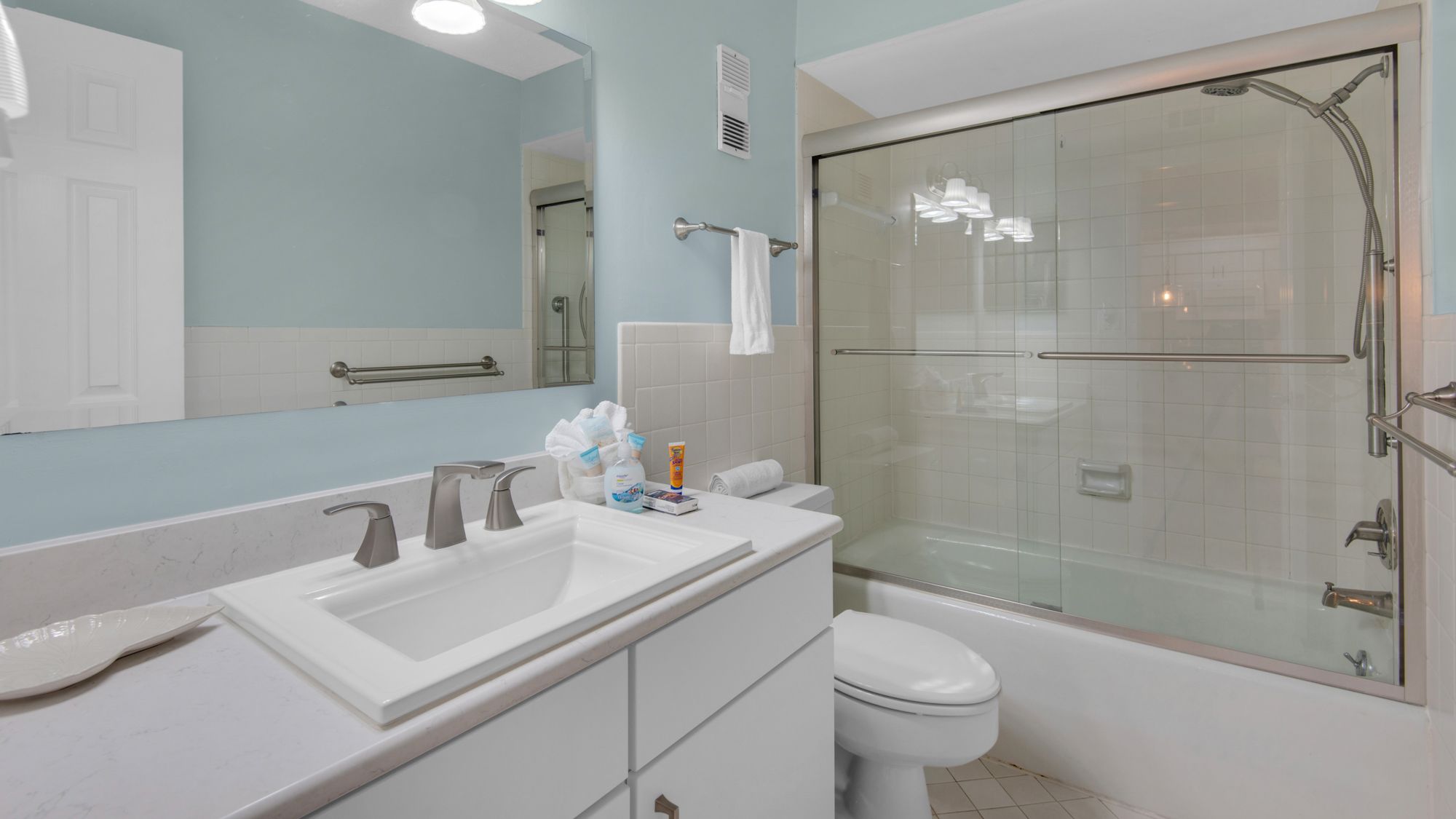 Regency Towers 725 Bathroom