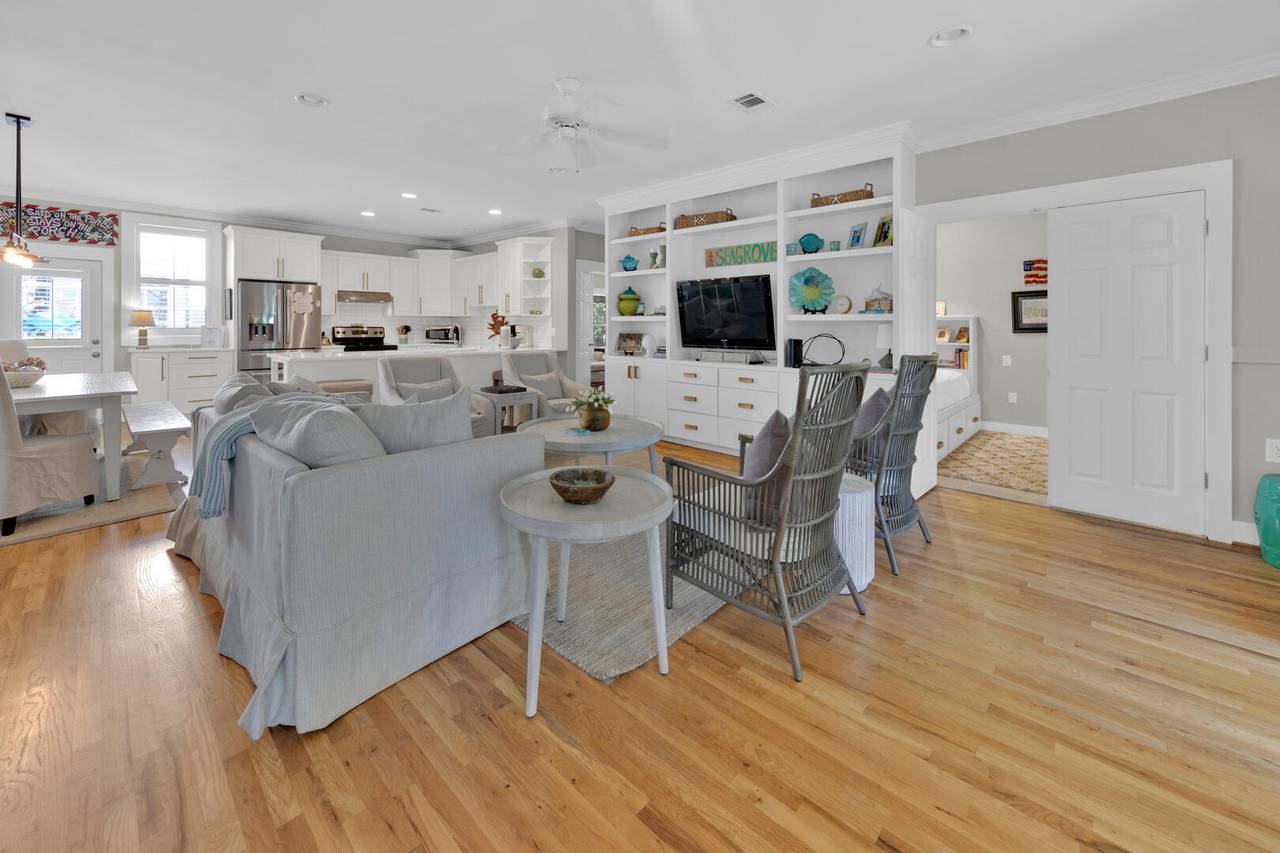 Happy ours family room Happy ours family room