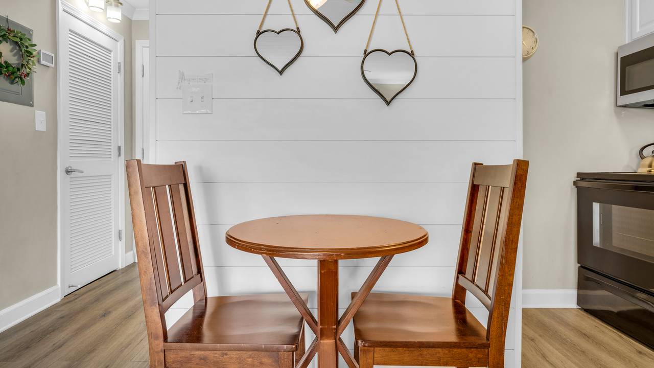 Sandpiper Cove 8120 Dining Table Sandpiper Cove 8120 Dining Table